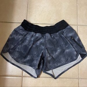 Lululemon size 6 tracker shorts